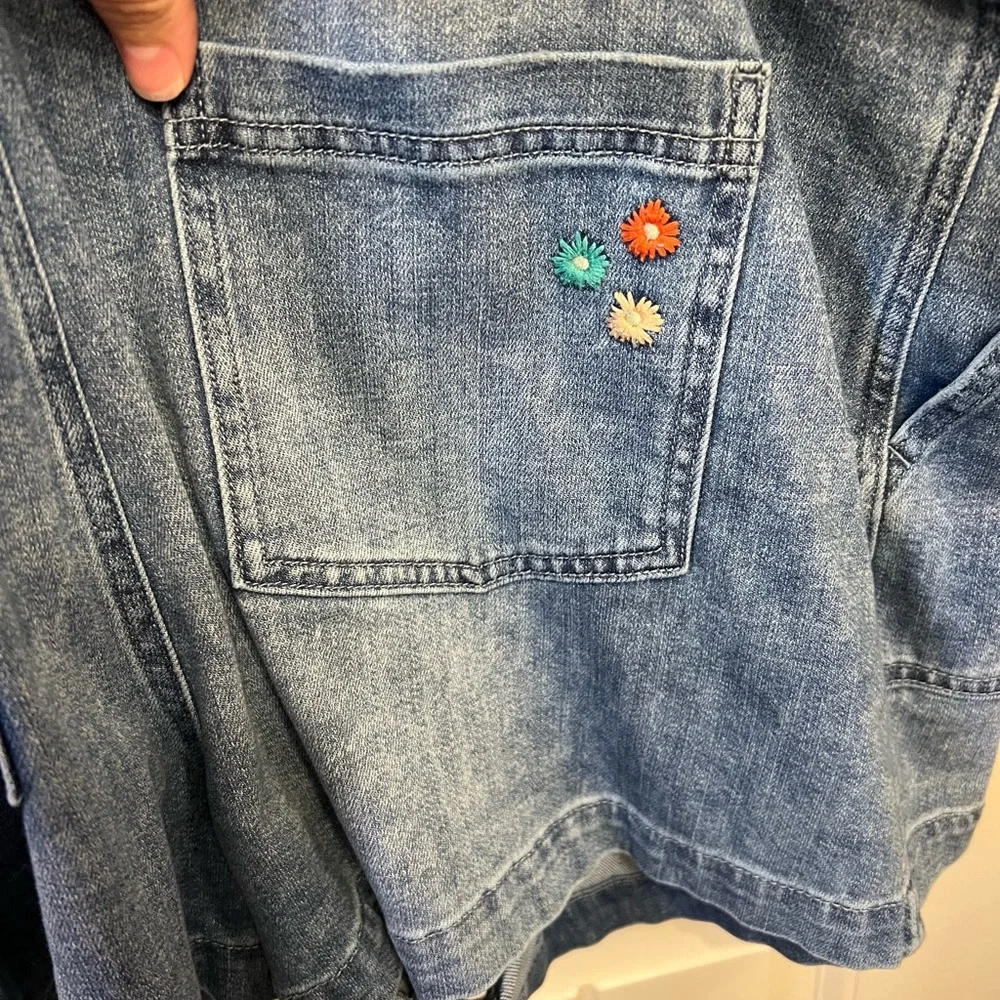 Aerie shortalls size XL with flower detail on rear pocket - Picture 4 of 7